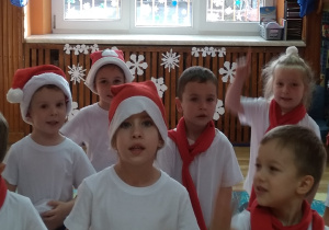 Te same dzieci śpiewają pastorałkę wykonująć różne gesty rękoma.
