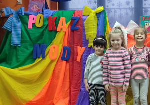 Tym razem do zdjęcia pozują trzy dziewczynki.