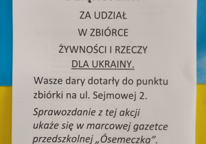 Na kartonie w barwach flagi Ukrainy przyczepiona kartka z podziękowaniami za zbiórkę.