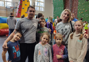 Ojciec z dwoma synami i mama z córkami - rodziny biorące udział w zabawie.