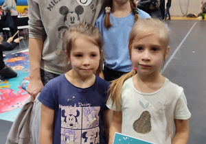 Mama z dziewczynkami. Jedna z nich trzyma dyplom za udział w zabawie.
