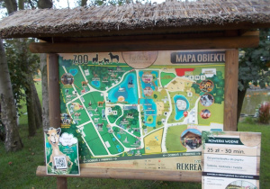 Drewniana tablica. Na niej kolorowa mapa obiektu.