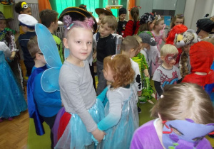 Taniec w kółeczkach w parach. Na pierwszym planie dwie Elzy.