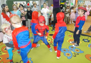 Wszystkie Spaidermeny stoją na scenie.