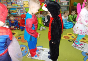 Na gazecie tańczy spaidermen z biedronką.