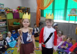 W koronach na głowie, uśmiechnięci król i królaowa balu.