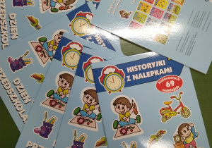 Książeczki ułożone na stoliku w wachlarz.