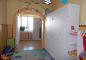 Odświeżony, z pojemnymi szafami na pomoce dydaktyczne hol na piętrze.