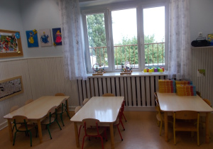 Część z ustawionymi stolikami. Odmalowane na jasno ściany. Nowe krzesełeczka, przy każdym stoliku nóżki w innym kolorze.