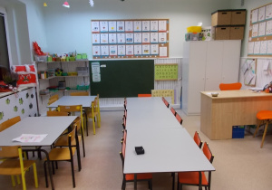 Druga część sali Starszaków. Stoliki częściowo połączone ze sobą. Na ścianach tablice z literami i cyframi.