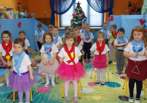 Dzieci stoją a w rękach każde trzyma wybrany przez siebie instrument perkusyjny.