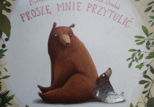 Okładka książki. Na niej duży niedźwiedź i mały miś siedzą i przytulają się pleckami.