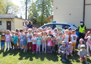 Zbiorowe zdjęcie z gośćmi przed budynkiem przedszkola.