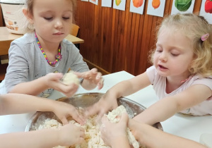 Dzieci zagniatają wsypane do miski składniki na masę solną.