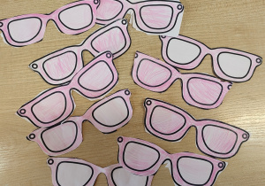Wycięte z papieru i pokolorowane na różowo okulary.