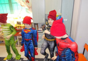 Grupa chłopców w strojach swoich superbohaterów oraz w .... czapkach krasnoludków. To taka charakteryzacja tematyczna do piosenki.