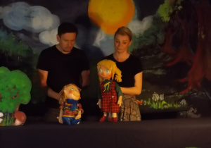 Dwóch aktorów. Każdy trzyma swoją lalkę: chłopca Jasia i dziewczynkę czyli Małgosię.
