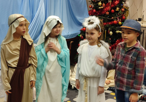 Józef i Maryja a obok nich aniołek i gospodarz domu.