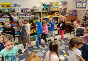 Dzieci w parach, tworząc zaprzęgi poruszają się po całej sali.
