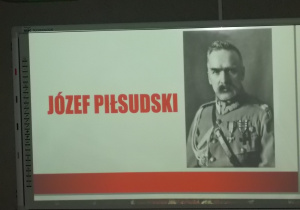 Na tablicy multimedialnej zdjęcie Józefa Piłsudskiego.