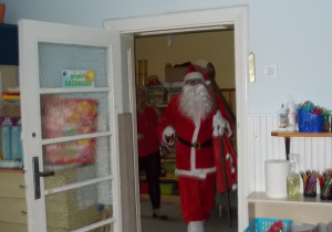 Mikołaj staje w drzwiach wejściowych do sali.