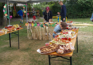 Stoły a na nich pyszne przekąski: galaretki, ciasteczka owsiane, mini kanapeczki z pasztetem z cieciorki i smalcem z fasoli.