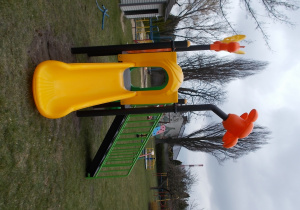 Lewy bok zjeżdżalni. Zjazd w kolorze żółtym.