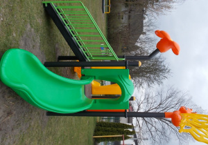 Prawy bok zjeżdżalni. Zjazd w kolorze zielonym.