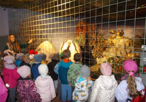 Dzieci oglądają pokaz wykluwania się dinozaura z jaja.
