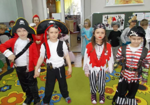 Dzieci przebrane za piratów pozują do zdjęcia.