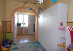 Odświeżony, z pojemnymi szafami na pomoce dydaktyczne hol na piętrze.